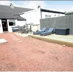 Cheerful One Bedroom Cottage With Parking Space.