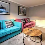 Cosy 4 Bedroom Home In Glasgow City - Free Parking