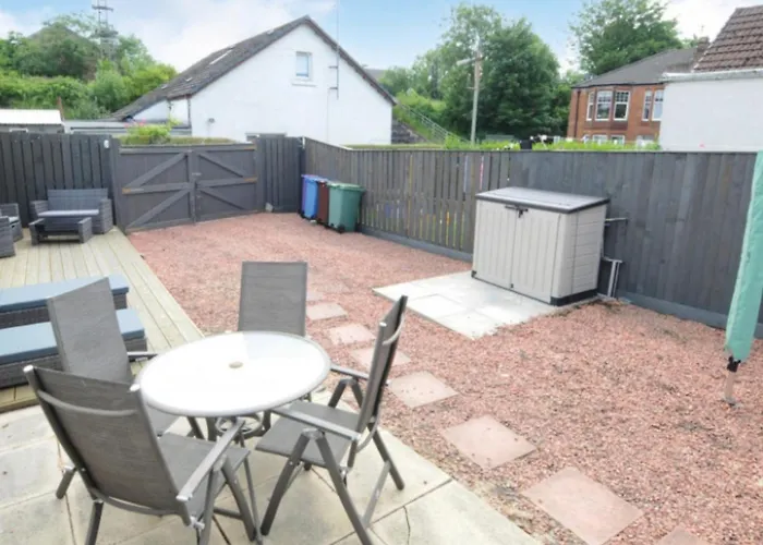 Cheerful One Bedroom Cottage With Parking Space.