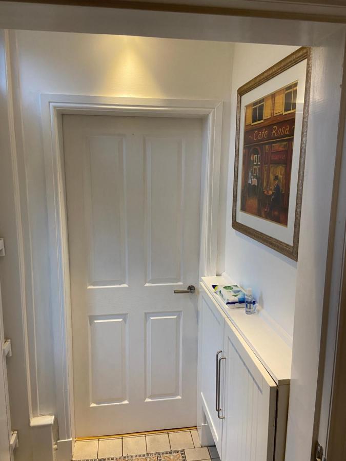 Cheerful One Bedroom With Parking Space. Holiday home Glasgow