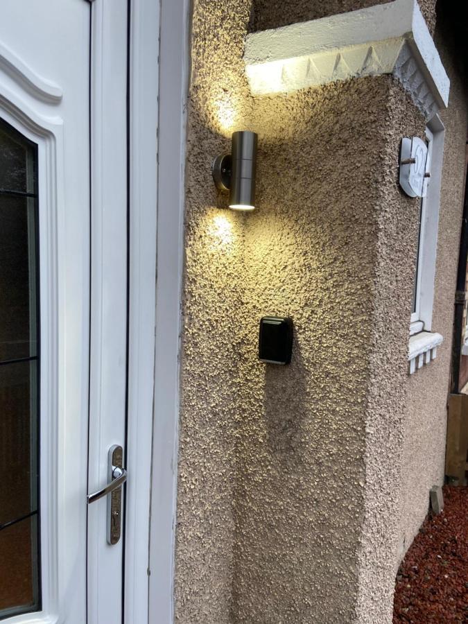 Cheerful One Bedroom With Parking Space. Holiday home Glasgow