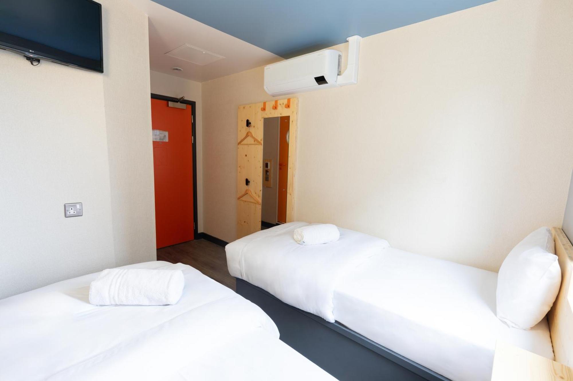 Easyhotel 2*
