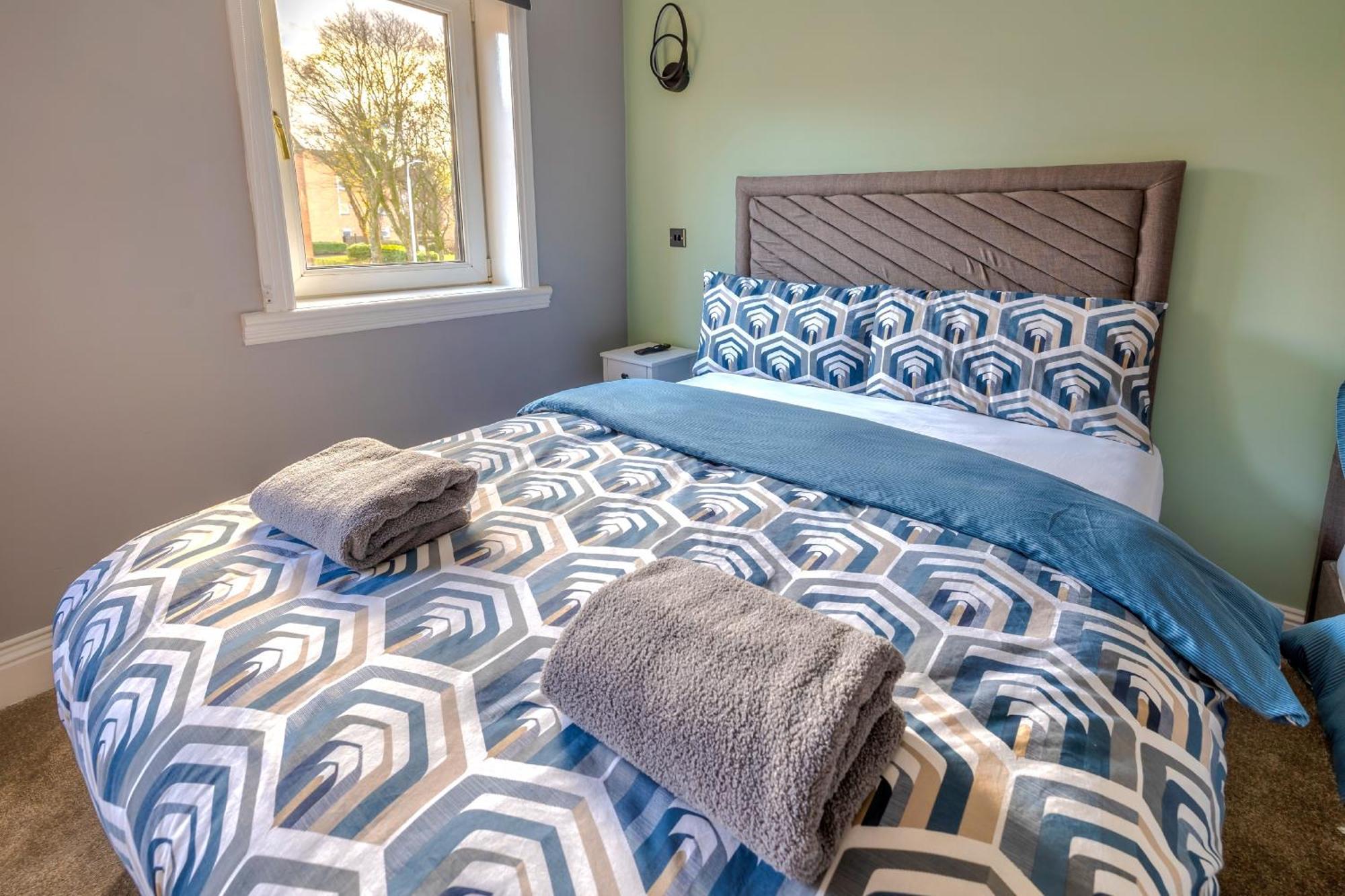 Cosy 4 Bedroom In - Free Parking Glasgow