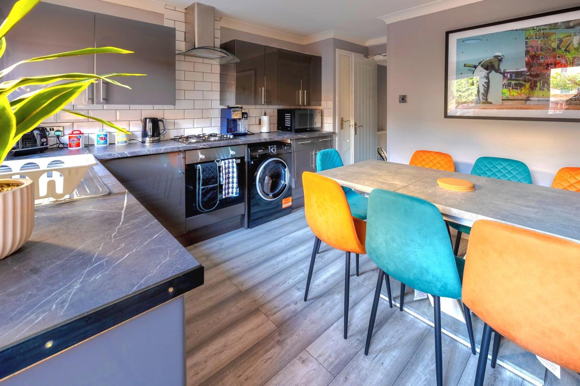 Cosy 4 Bedroom In - Free Parking Holiday home Glasgow