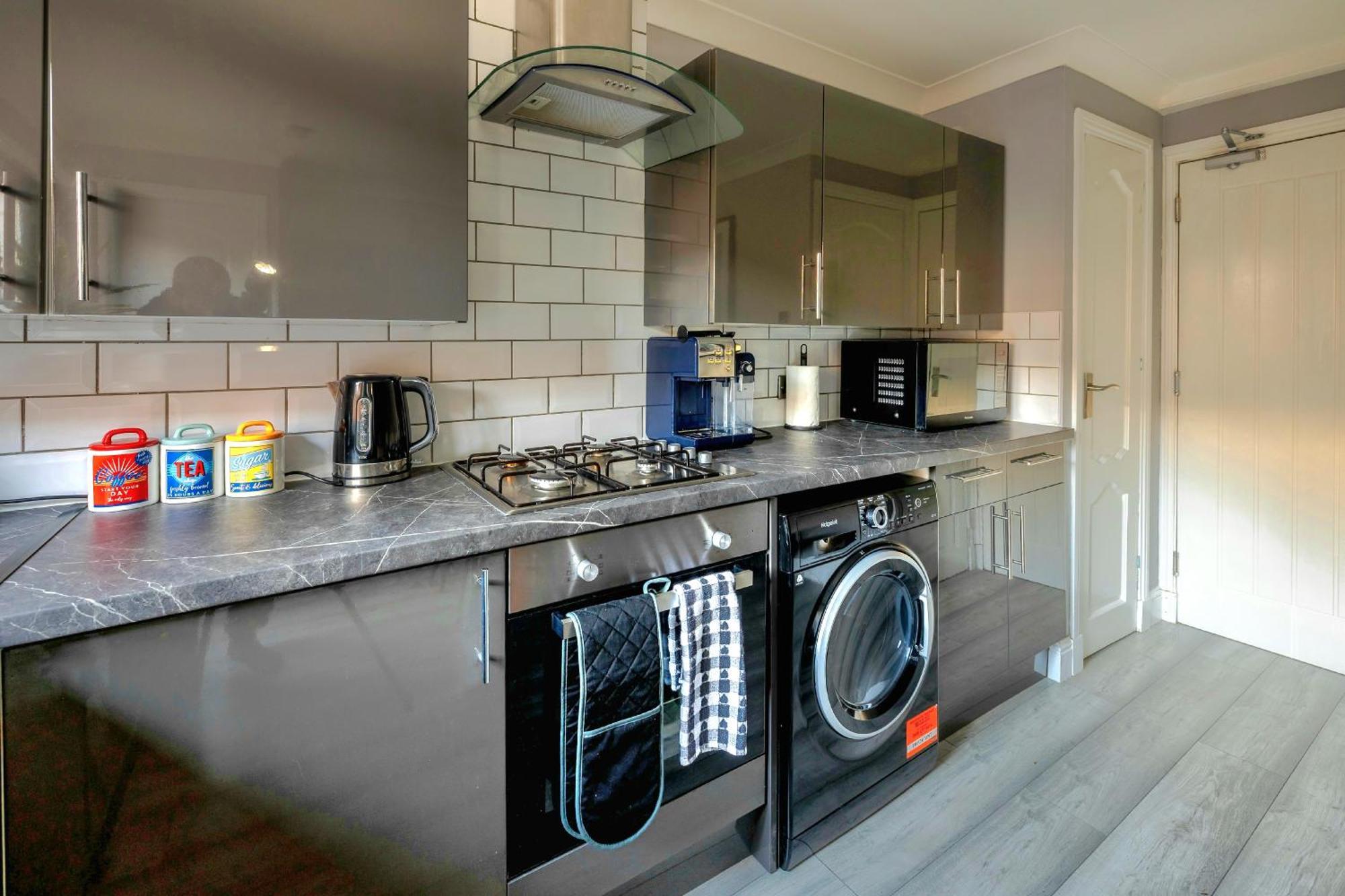 Cosy 4 Bedroom In - Free Parking *