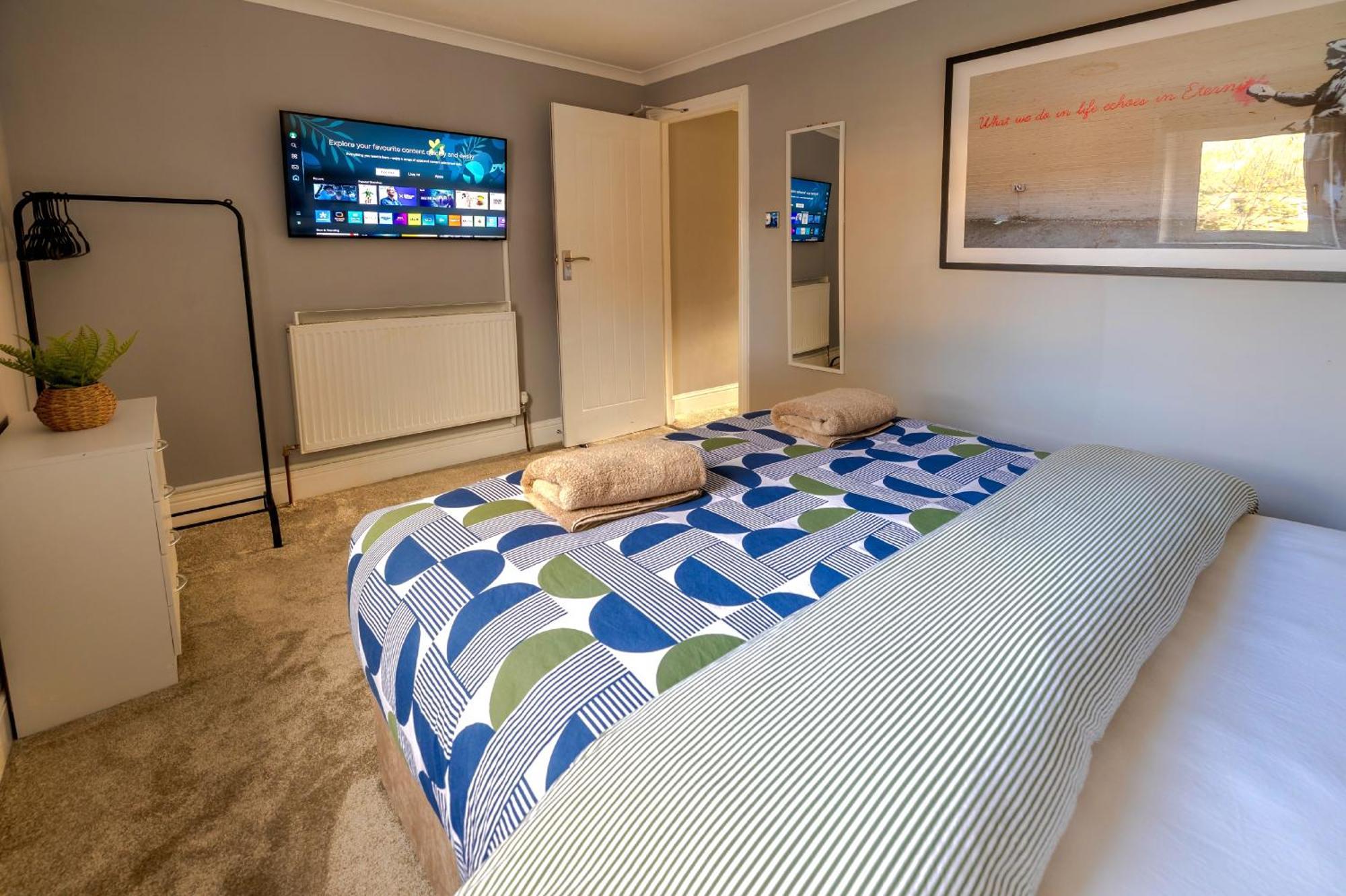 Cosy 4 Bedroom In - Free Parking Holiday home *