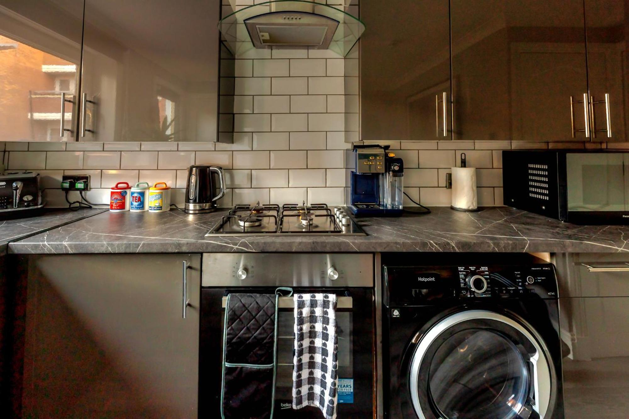 Cosy 4 Bedroom In - Free Parking Holiday home