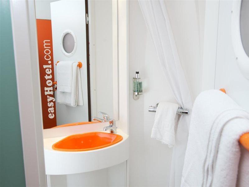 Easyhotel 2*