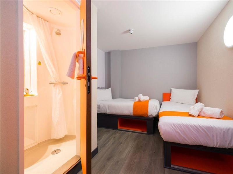 Easyhotel 2*