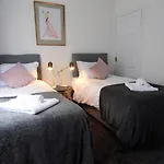 Penilee Upper Apartment