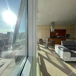 City Centre 2-Bed Apartment Parking Jacuzzi Bath