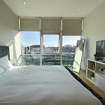 City Centre 2-Bed Apartment Parking Jacuzzi Bath