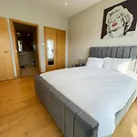 City Centre 2-Bed Apartment Parking Jacuzzi Bath