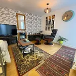 Kelvingrove 2 Bedroom Apartment - Private Parking