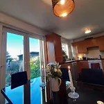 2Bed Guest Wing - Charming Glasgow Villa - Off M8 M80