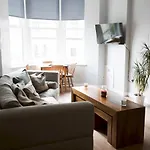 Pass The Keys Lovely Traditional 2 Bedroom Flat In West End