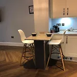 Stylish 2 Bedroom Apartment In Park Circus, West End
