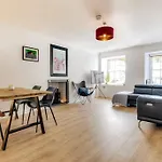Lovely 2 Bedroom Garden Flat In Trendy West End
