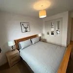 Modern 2 Bedroom Flat Near Glasgow City Centre