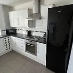 Modern 2 Bedroom Flat Near Glasgow City Centre
