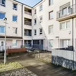 Lovely 1-Bedroom Property With Balcony In West End