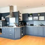 Lovely 2 Bed Duplex Apartment With Hydro Views
