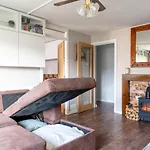 Lovely 1-Bedroom Property With Balcony In West End