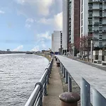 Riverside Modern 2 Bedroom Flat