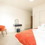 Riverside Modern 2 Bedroom Flat