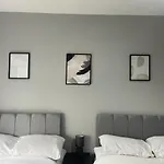 Immaculate 3-Bed Apartment In Glasgow Close To M8