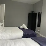 Immaculate 3-Bed Apartment In Glasgow Close To M8