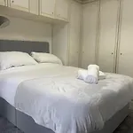Immaculate 3-Bed Apartment In Glasgow Close To M8