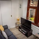 Modern Bright Studio Apartment In South Glasgow