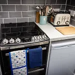 Modern Bright Studio Apartment In South Glasgow