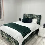 Newly Renovated Lux 2 Bed Apartment