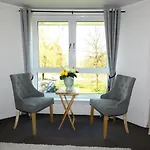 Fab Location 1 Bed Apt Overlooking Glasgow Green