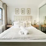 Stunning Riverview City Centre Apartment
