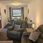 Travel Host 3 Bedroom House With Free Parking