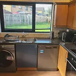 Travel Host 3 Bedroom House With Free Parking