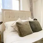 Stunning Riverview City Centre Apartment