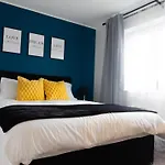 Stylish House With Private Parking