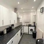 Lovely 2 Bed Apt Close To Silverburn Mall
