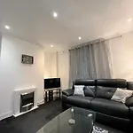 Lovely 2 Bed Apt Close To Silverburn Mall