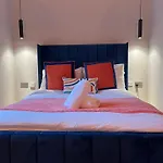 Stunning 1 Bed Apt In West End