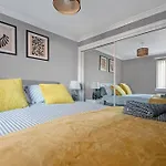 Stylish 2-Bed House Private Driveway