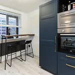 Stylish City Pad With Free Private Parking