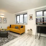 Stylish City Pad With Free Private Parking