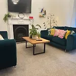 Glasgow Center/West End Apartment