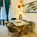 Glasgow Center/West End Apartment