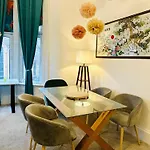 Glasgow Center/West End Apartment